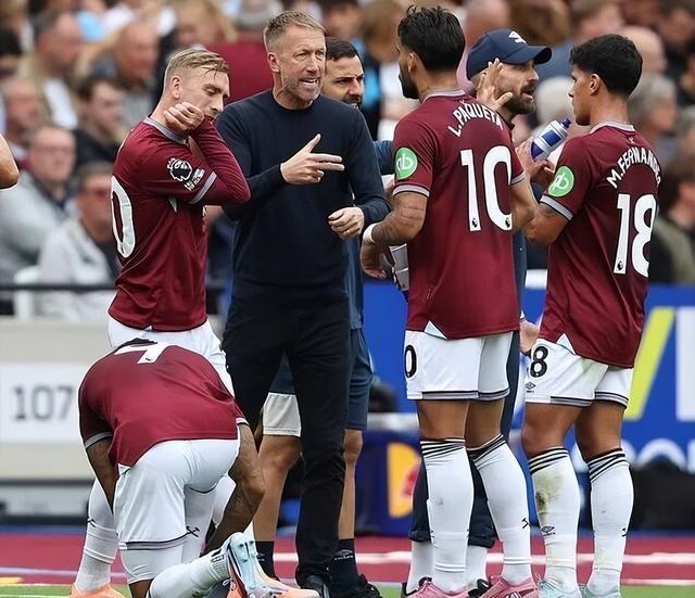 详解棒球规则中的“打者干扰”当挥棒随挥动作触及捕手身体